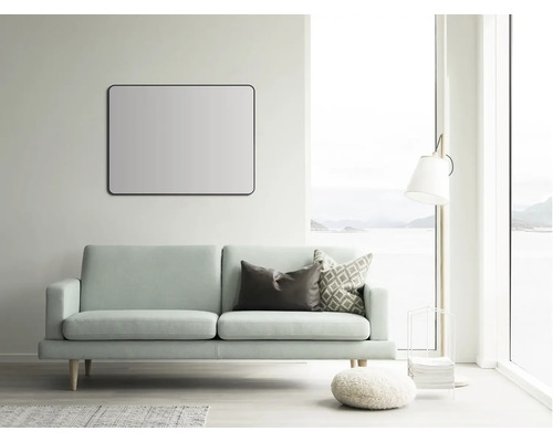 Wohnzimmer mit Sofa, Kissen, Lampe und Spiegel