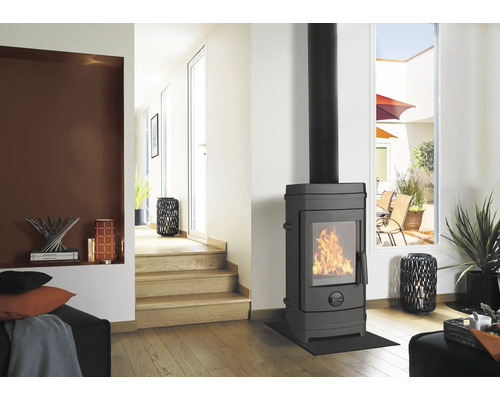 Wohnraum mit Kaminofen, Treppe und Blick in den Garten