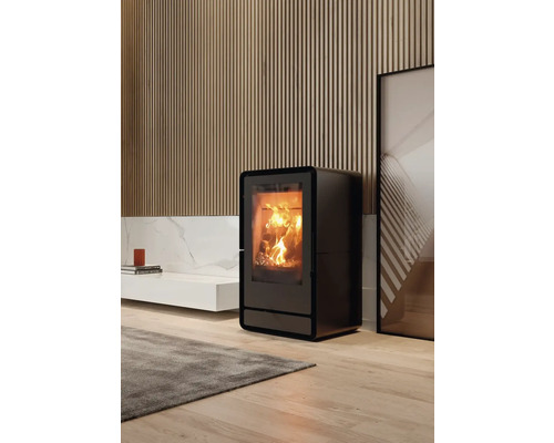 Kaminofen im Wohnzimmer mit brennendem Feuer