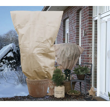 Winterliche Außenszene mit Pflanzen, die mit Pflanzenschutzvlies abgedeckt sind