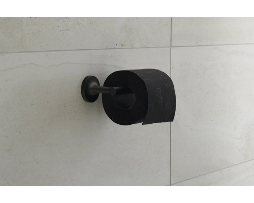 Schwarzes Toilettenpapier auf Halterung an einer gefliesten Wand