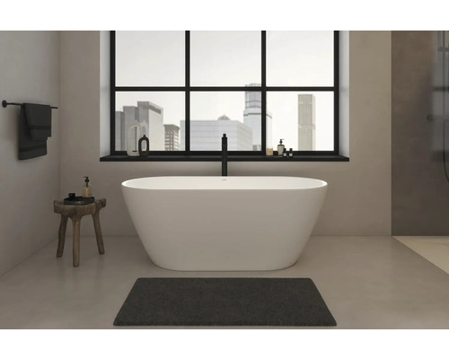 Badezimmer mit freistehender Badewanne, Hocker und Fenster