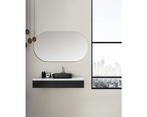 Badezimmer mit Waschtisch, Spiegel, Waschbecken und Fenster mit Stadtblick.