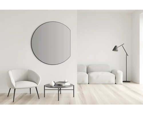 Wohnzimmer mit Spiegel, Sessel, Couch und Stehlampe