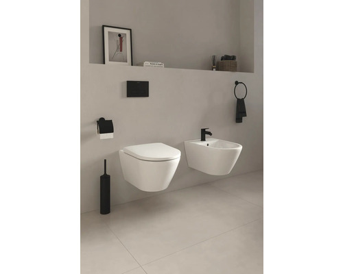 Modernes Badezimmer mit wandhängendem WC, Bidet und schwarzen Accessoires.