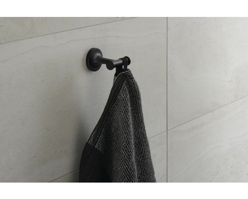 Handtuchhalter mit Handtuch an der Wand