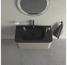 Badezimmer mit Waschbecken, Armatur, Spiegel und Ablagefläche für Badutensilien