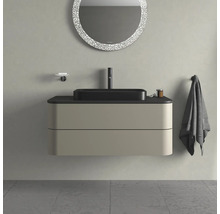 Modernes Badezimmer mit Waschtischunterschrank, Aufsatzwaschbecken, Spiegel und Handtuch