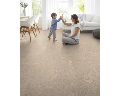 Heller Wohnraum mit Korkboden, Mutter und Kind beim Spielen