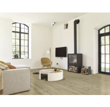 Heller Wohnraum mit Sofa, Sessel, Kaminofen und Holzboden