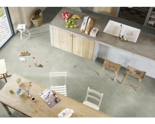 Helles Interieur mit Küche, Holztisch und Stühlen