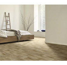 Heller Schlafraum mit Holzboden, Bett und Leiter