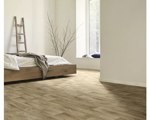 Heller Schlafraum mit Holzboden, Bett und Leiter