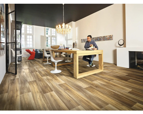 Heller Wohnraum mit Holzboden, Esstisch und Mann