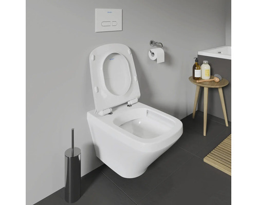 Wand-Tiefspülklosett mit offenem Spülrand im Badezimmer