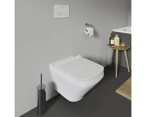 Wandhängendes WC im Badezimmer mit Toilettenbürste und Toilettenpapierhalter