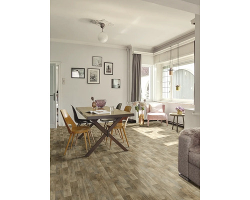 Wohnzimmer mit Esstisch, Stühlen und hellem Holzboden