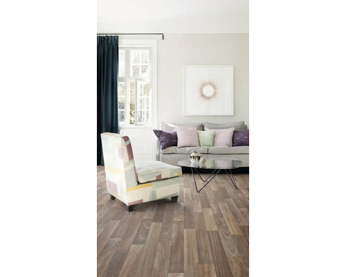 Wohnzimmer mit Sofa, Sessel, Couchtisch und Laminatboden