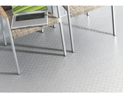 Aluminium Riffelblech Bodenbelag mit Stühlen und Laptop