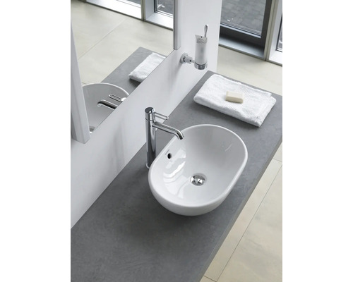 Badezimmer Waschbecken mit Armatur, Handtuch und Seife auf einer grauen Oberfläche