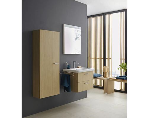 Badezimmer mit Waschtisch, Spiegelschrank und Hochschrank aus hellem Holz