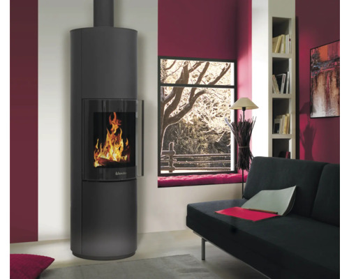 Wohnzimmer mit Kaminofen, Sofa und Fensterblick