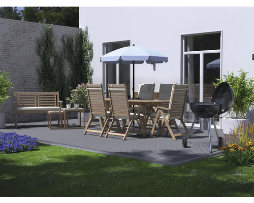 Terrassenszene mit Gartentisch, Stühlen, Sonnenschirm und Grill
