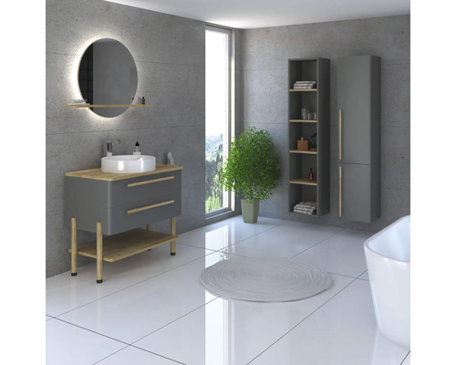 Modernes Badezimmer mit Waschtisch, Spiegel, Regalen und Badewanne