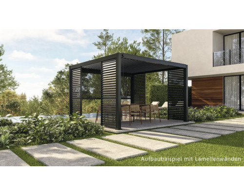 Schwarze Terrassenüberdachung mit Lamellenwänden im Gartenbereich