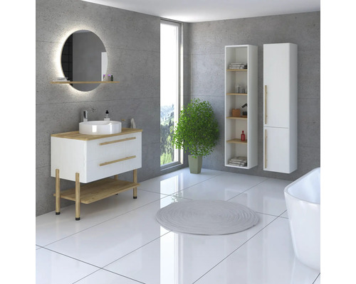 Badezimmer mit Waschtisch, Spiegel, Badezimmerschränken und Zimmerpflanze