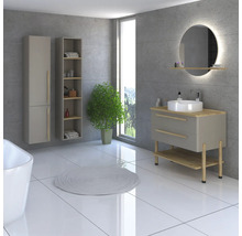Modernes Badezimmer mit Waschtisch, Spiegel, Schränken und Pflanze