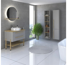 Modernes Badezimmer mit Waschtisch, Spiegel, Schrank und Badewanne vor grauer Wand