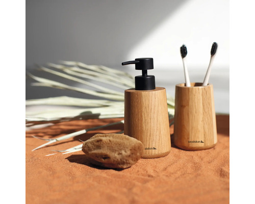 Seifenspender, Zahnbürstenhalter und Badeschwamm aus Holz