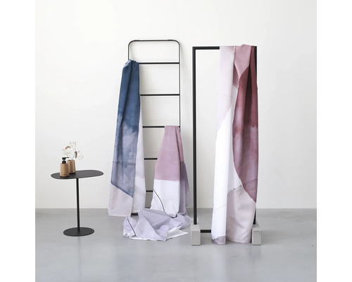 Dekorative Stoffbahnen an einer Leiter und einem Gestell arrangiert, minimalistisches Design.