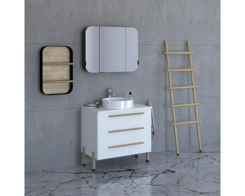 Badezimmer mit Waschtisch, Spiegelschrank, Holzregal und Leiter