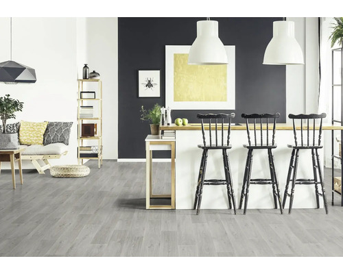 Helles Wohnzimmer mit Sofa, Regal, Esstisch und grauen Vinylboden