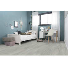 Helles Jugendzimmer mit Bett, Schreibtisch und grauem Vinylboden