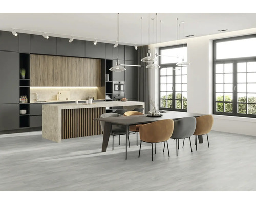 Helle, moderne Küche mit Kochinsel, Esstisch und Stühlen