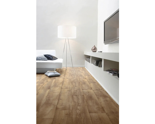 Wohnzimmer mit Laminatboden in Holzoptik, Sofa, Stehlampe und weißem Wandregal