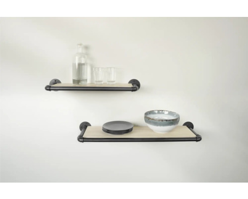 Zwei Wandregale mit Holzablage und schwarzer Metallhalterung, dekoriert mit Geschirr und Getränken.
