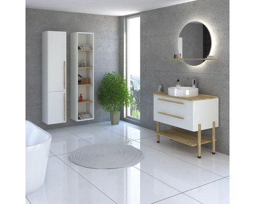 Modernes Badezimmer mit Waschtisch, beleuchtetem Spiegel, Hochschrank und Regal