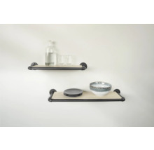 Zwei Wandregale mit Rohren und Holzplatten, dekoriert mit Geschirr und einer Wasserflasche