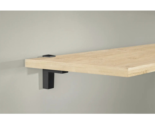Regalbrett aus Holz mit schwarzen Wandhalterungen