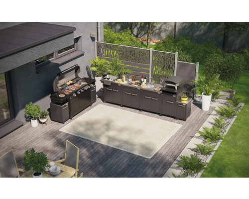 Draufsicht einer Outdoor-Küche mit Grill, Spüle, Pizzaofen und Arbeitsflächen auf einer Holzterrasse