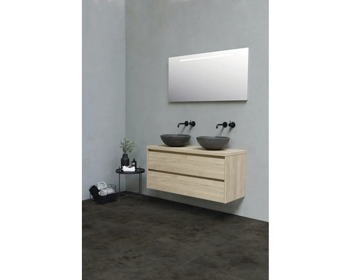 Badezimmer mit Waschtischunterschrank, zwei Aufsatzwaschbecken, Spiegel und Ablagetisch