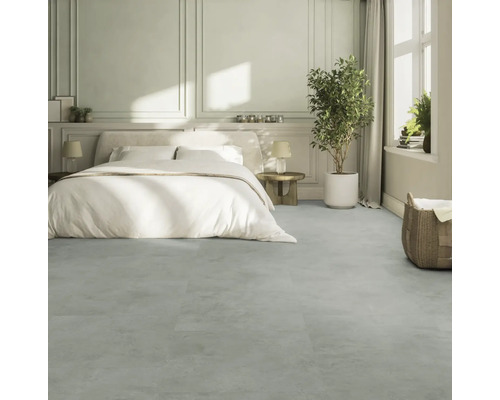 Schlafzimmer mit Bett, Nachttischen, Zimmerpflanze und Bodenbelag