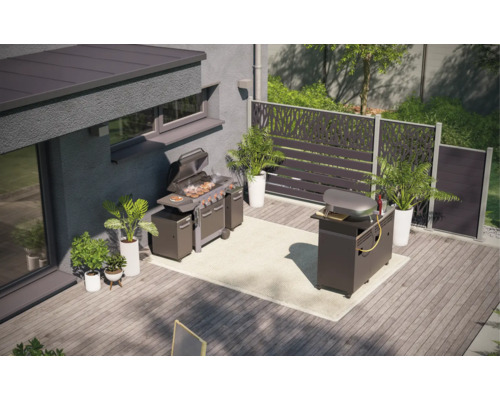 Außenbereich mit Grill, Pizzaofen und Sichtschutzzaun auf einer Terrasse mit Holzboden