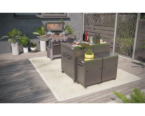 Außenbereich mit Grillküche inklusive Grill, Spüle, Arbeitsflächen und Schränken auf einer Terrasse