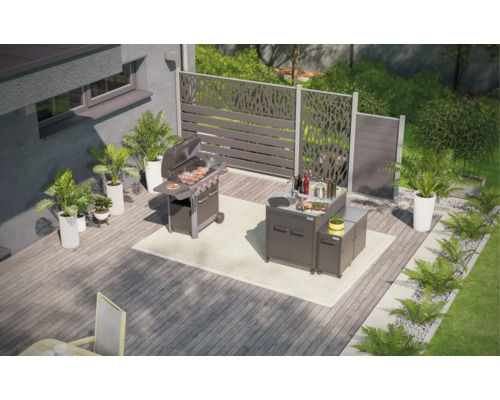 Szene mit Grill, Outdoor-Küche und Sichtschutzzaun auf einer Terrasse.
