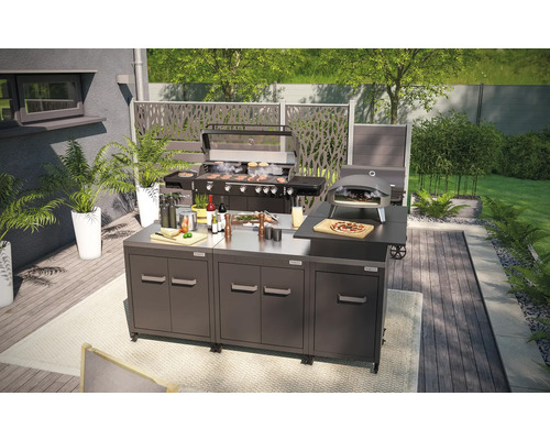Outdoor Küche mit Grill, Pizzaofen und Arbeitsplatte auf einer Terrasse.